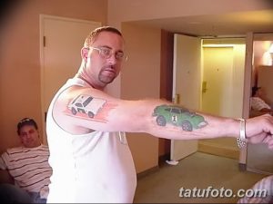 Фото тату с изображением двух автомобилей на руке. Простой и оригинальный дизайн в ярких цветах. Идеи для тату.