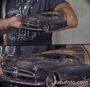 Фотография большой черно-белой татуировки классического автомобиля на мужской руке. Реалистичный стиль, детализированная проработка, тени и блики.