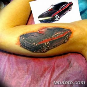 Фотография цветной татуировки спортивного автомобиля на руке. Реалистичный стиль, яркие цвета, детализированная проработка.