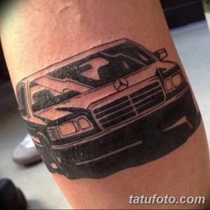 Фотография большой татуировки Mercedes-Benz на руке. Черно-белый рисунок, реалистичный стиль, детализированная проработка.