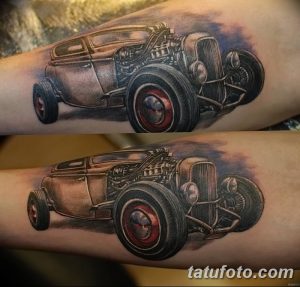 Фото тату на руке с изображением классического Hot Rod автомобиля. Детализированный черно-серый рисунок татуировки.