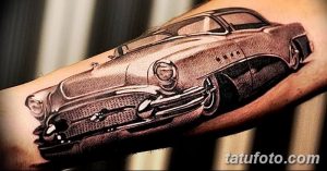 Фото тату на руке: классический автомобиль в черно-серых тонах с детальной проработкой. Реалистичный рисунок татуировки с акцентом на детали.