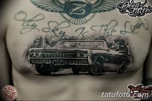 Фото тату на груди: изображение автомобиля Dodge Charger 1968 года, выполненное в черно-серых тонах с использованием реалистичной техники.