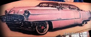Фото тату на руке: изображение розового Cadillac 1950-х годов, выполненное в реалистичном стиле с использованием мягких оттенков.