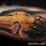 Фото тату: желтый Ford Mustang на руке, выполненный в реалистичном стиле, детализированный рисунок татуировки.