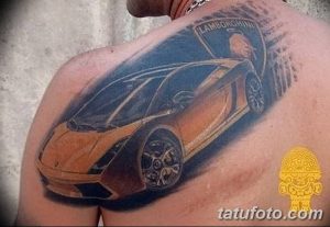 Фото тату: желтый Lamborghini на плече, выполненный в реалистичном стиле, детализированный рисунок татуировки.