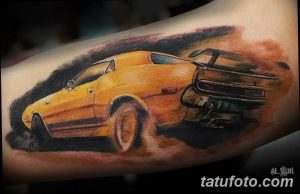 Фото тату: красочный рисунок спортивного автомобиля на предплечье, выполненный в реалистичном стиле с использованием ярких цветов и эффекта скорости.