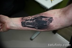 Фото тату спортивного автомобиля Corvette на руке. Детализированный рисунок татуировки с реалистичными тенями и отражениями.
