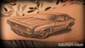 Фото тату классического американского автомобиля на предплечье. Детализированный рисунок татуировки в стиле реализм.