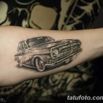 Фотография черно-белой татуировки классического автомобиля на руке. Детализированный рисунок в стиле реализма.