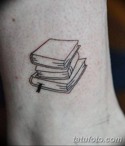 Фотография простой татуировки на руке с изображением трех книг, сложенных друг на друга.