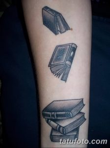 Фото тату: три минималистичные татуировки книг на руке, выполненные в черно-серых тонах с акцентом на раскрытые страницы.