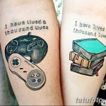 Фото парных татуировок на предплечьях: на одном - геймпад, на другом - стопка книг. Надпись 'I have lived a thousand lives'.