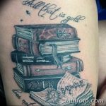Интересная татуировка на руке: стопка книг с цитатой 'All that is gold does not glitter' и элементами, связанными с Шерлоком Холмсом. Идеи для тематических тату.
