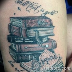 Интересная татуировка на руке: стопка книг с цитатой 'All that is gold does not glitter' и элементами, связанными с Шерлоком Холмсом. Идеи для тематических тату.