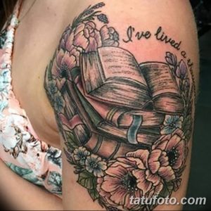 Красивая татуировка на плече: открытая книга, окруженная нежными цветами и с вдохновляющей надписью 'I've lived a time'. Идеи для женских тату.