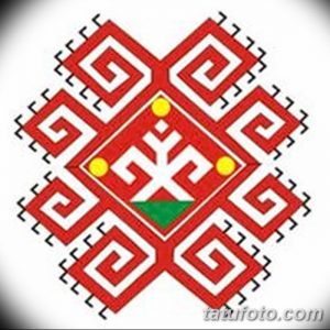 Фото тату: Красный славянский узор с желтыми вставками. Традиционный орнамент с глубоким символическим значением.