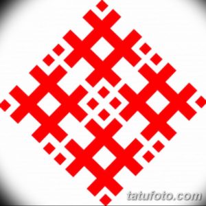 Красная татуировка с изображением славянского узора, состоящего из ромбов и квадратов. Традиционный орнамент, символизирующий плодородие и защиту.
