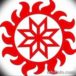 Красная татуировка в виде солнца с острыми лучами и восьмиконечной звездой в центре. Символический рисунок, наполненный энергией и силой.