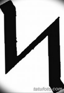 Черно-белая татуировка в готическом стиле с изображением буквы 'H'. Идеально для инициалов или как часть более сложного рисунка.
