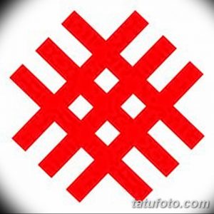 Фото тату славянского символа в виде креста с расширяющимися концами, выполненного в красном цвете. Рисунок татуировки символизирует защиту, плодородие и связь с землей.