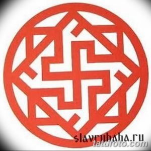 Фото тату с изображением красного коловрата на белом фоне. Эскиз татуировки выполнен четкими линиями, символизируя древний славянский оберег.