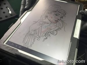 Эскиз татуировки с изображением девушки с одной стороны лица в цвете, а другая - в черно-белом варианте. Сложный и детализированный рисунок.