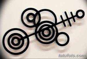 Черно-белый эскиз татуировки, состоящий из спиралей, кругов и других геометрических символов. Рисунок выполнен в минималистичном стиле, создавая загадочный образ.
