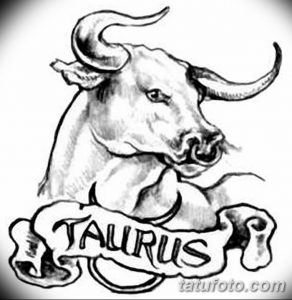 Черно-белое фото тату с изображением головы быка и надписью "TAURUS". Реалистичный рисунок с детальной проработкой рогов и морды.