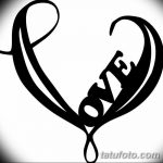 Черно-белое фото тату с надписью LOVE, выполненной в форме сердца с изящными завитушками. Идеальный эскиз для романтичных натур.