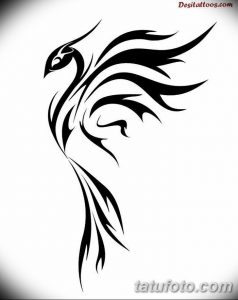 Черно-белый эскиз татуировки феникса, выполненный в стиле трайбл с использованием плавных линий и абстрактных форм. Элегантный и мощный дизайн.