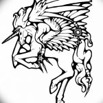 Эскиз татуировки: черный контурный рисунок единорога в прыжке с расправленными крыльями и звездным рогом. Подходит для любителей фэнтези и мифологии.