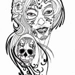 Фото тату: эскиз татуировки в стиле сахарная черепушка (sugar skull) с изображением девушки, украшенной цветами и узорами, выполненный в черно-белой гамме.