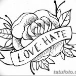 Черно-белое фото эскиза татуировки с изображением розы и ленты с надписью "LOVE HATE". Рисунок выполнен в традиционном стиле.