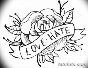 Черно-белое фото эскиза татуировки с изображением розы и ленты с надписью "LOVE HATE". Рисунок выполнен в традиционном стиле.