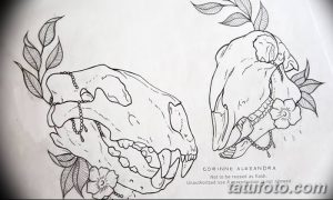 Черно-белый эскиз татуировки с изображением двух черепов животных, украшенных цветами и листьями. Мрачный и стильный рисунок.