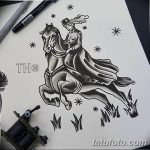 Фото тату всадника на лошади в стиле олд скул. Черно-белый рисунок татуировки с четкими контурами и традиционными элементами.