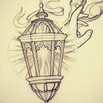 Черно-серое фото эскиза татуировки с изображением старинного фонаря, из которого вырывается дух или привидение. Детализированная проработка и мистическая атмосфера.