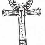 Черно-белое фото тату в виде анкха, древнеегипетского символа жизни, с изображением скарабея в центре. Простой и лаконичный дизайн.