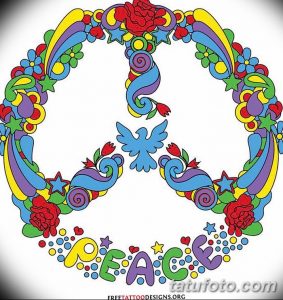 Фото тату символа мира, украшенного яркими цветами, звездами и надписью 'PEACE'. Эскиз татуировки в стиле психоделик.