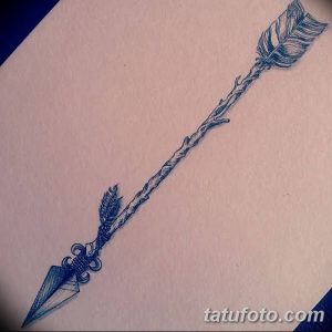 Простой черно-белый эскиз татуировки с изображением стрелы, украшенной перьями. Идеально подходит для любителей минимализма и символических рисунков.
