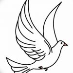 Фото тату: минималистичный эскиз татуировки в виде летящего голубя с оливковой ветвью в клюве, выполненный в черном цвете.