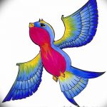Цветной эскиз татуировки: яркая птица с распахнутыми крыльями, выполненная в акварельной технике. Нежные цвета, плавные переходы, динамичная поза.