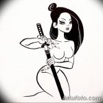 Черно-белый эскиз татуировки: гейша с катаной, выполненный в стиле аниме. Изящная фигура, динамичная поза, детализированный меч.