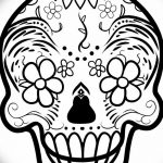 Эскиз татуировки в стиле sugar skull с изображением черепа, украшенного цветами, узорами и точками, выполненный в черно-белых тонах.
