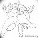 Черно-белый эскиз татуировки с изображением двух ангелов с крыльями, обнимающих друг друга. Символизирует любовь, защиту и духовность.