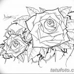 Черно-белый эскиз татуировки с тремя розами, детально прорисованными и окруженными листьями и стеблями. Идеально для любителей классических рисунков тату.