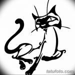 Черно-белый эскиз татуировки с изображением стилизованного черного кота в динамичной позе. Подходит для предплечья или лопатки.