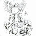 Черно-белый эскиз татуировки, изображающий битву ангела и демона. Ангел с крыльями и мечом сражается с демоном, лежащим внизу.
