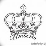 Черно-белое фото тату с изображением короны и надписью 'Umberto'. Эскиз выполнен в графическом стиле с четкими линиями и детальной проработкой.